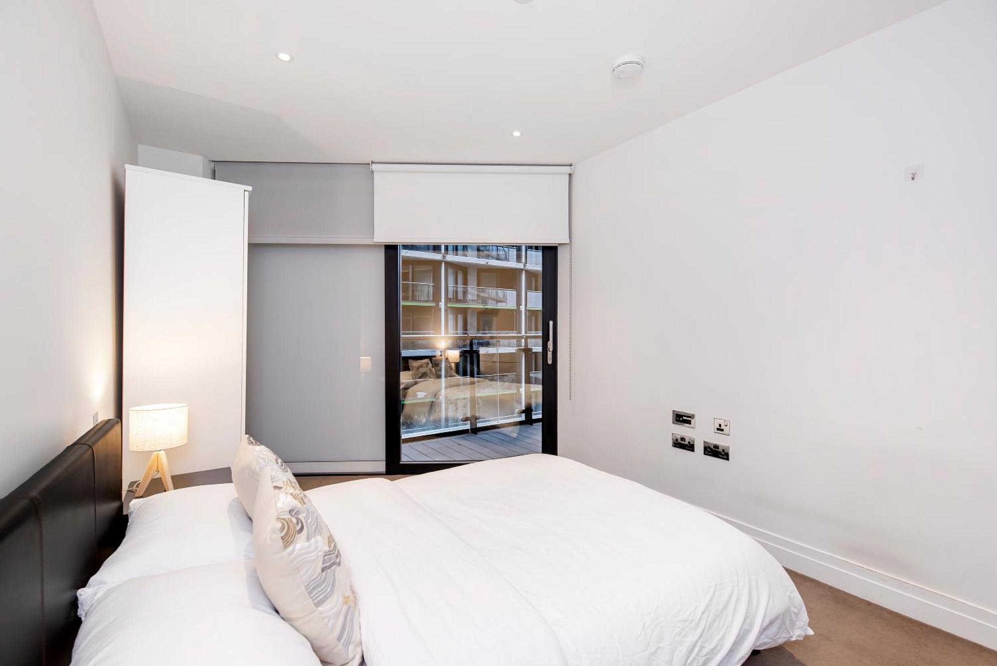 Stylish 2 Bed Close To Battersea Power Station Apartment