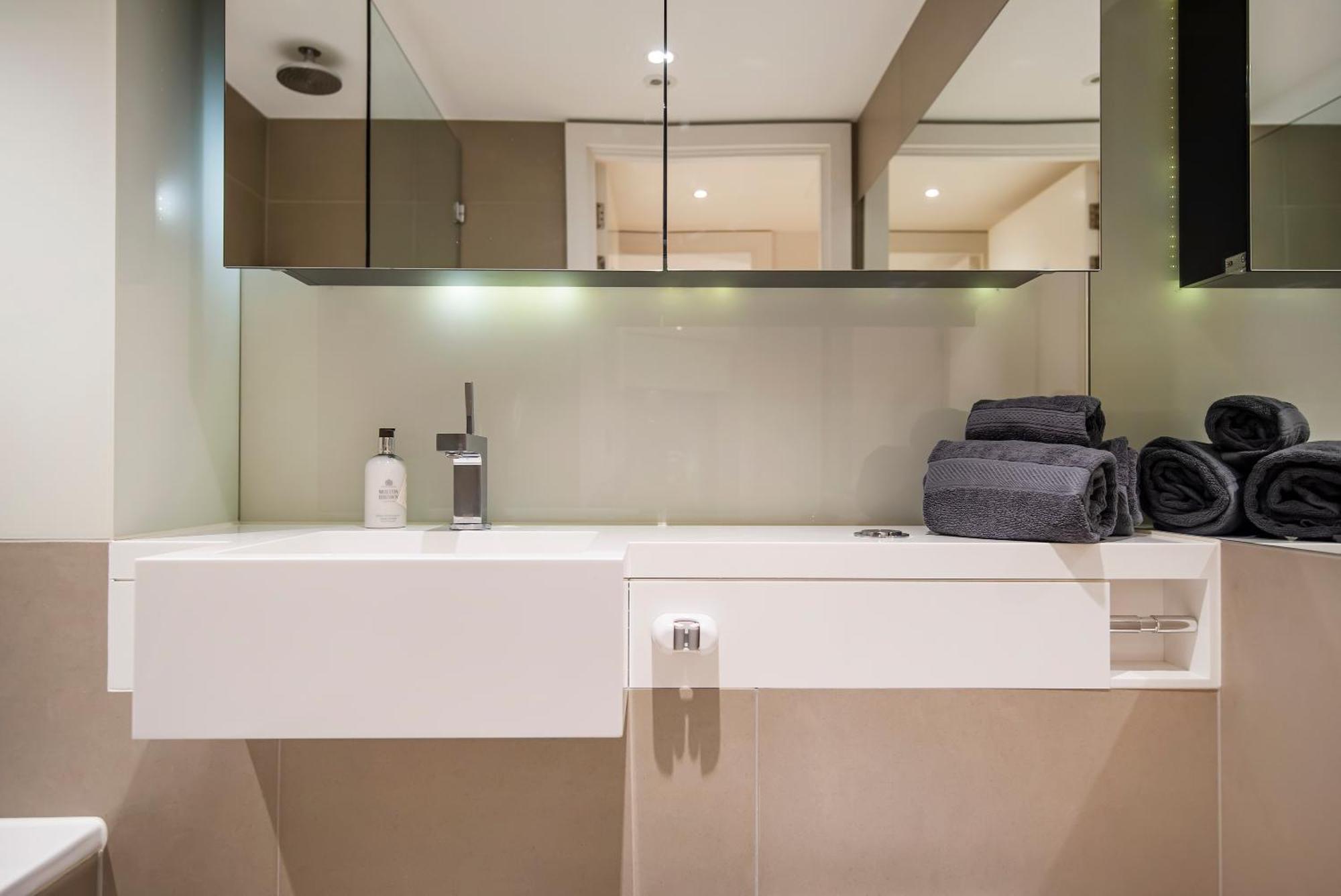 Stylish 2 Bed Close To Battersea Power Station Лондон